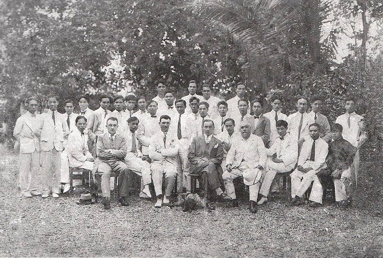 H1. Thầy trò trường Mỹ thuật Đông Dương, Nguồn: Ảnh tư liệu do gia đình Kiến trúc sư Nguyễn Ngọc Ngoạn cung cấp.